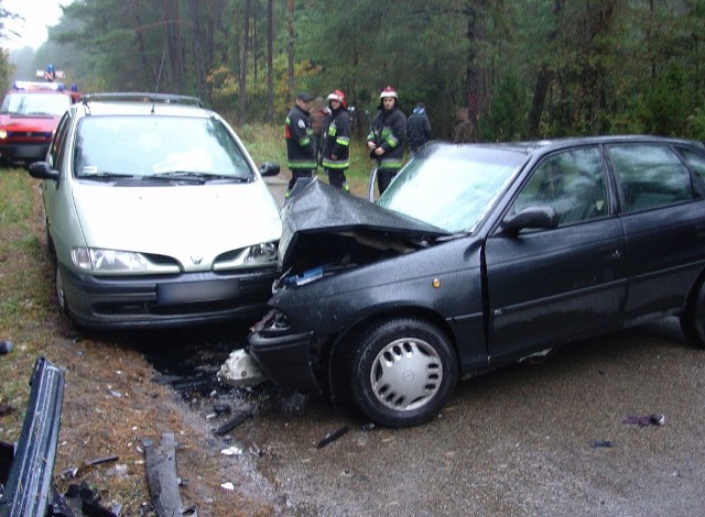 W tył astry uderzyło jeszcze renault, które jechało za oplem.