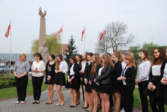 Tegoroczni maturzyści liceum tuż przed egzaminem pod pomnikiem patrona szkoły Władysława Łokietka