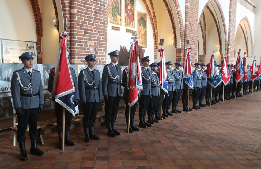 Policjanci świętowali w Szczecinie Przemarsz ulicami miasta, nominacje i awanse na wyższe stopnie [ZDJĘCIA]