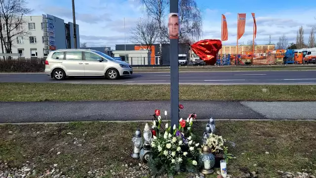 Śledztwo w sprawie śmierci mężczyzny ugodzonego nożem przy ulicy Fordońskiej, trwa. W miejscu, gdzie wydarzyła się tragedia, ułożono kwiaty, znalazło się tam tez zdjęcia zmarłego.