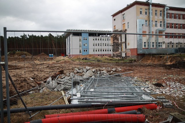 Nowy gmach szpitala we Włocławku miał być gotowy w połowie 2023 roku. Nie powstanie do tego czasu. Tak na początku lutego 2023 roku wygląda plac budowy. Zobaczcie też wizualizacje obiektu i zdjęcia z rozpoczęcia inwestycji.