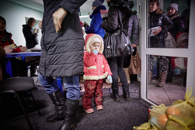 Ukraińskie władze obawiają się, że najeźdźcy deportują do Rosji dzieci przy ewentualnym zajęciu miasta. Zdjęcie ilustracyjne