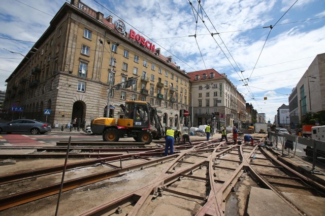 Torowisko na skrzyżowaniu ul. Piłsudskiego ze Świdnicką jest remontowane średnio co 2 lata. Na zdjęciu naprawa torowiska w czerwcu 2020 r.