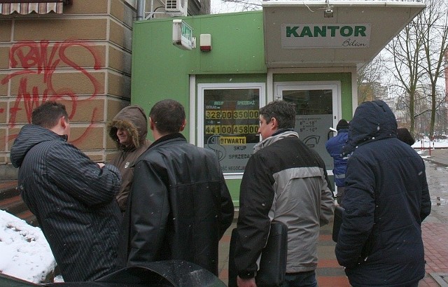 19 marca tuż po godz. 8 trzech mężczyzn wyrwało właścicielowi kantoru torbę z pieniędzmi. Użyli gazu.