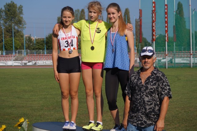 Emilia Dąbek stanęła na najwyższym stopniu podium w Rzeszowie a następnie w Krakowie. Z prawej trener Adam Maślanka. 