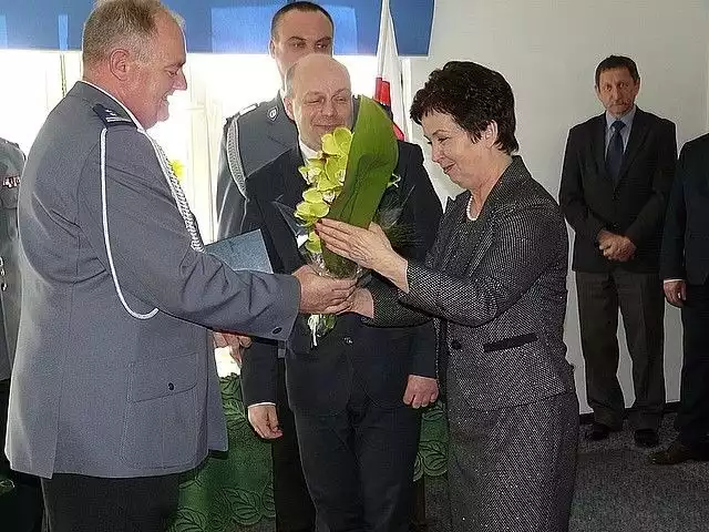 Wiceburmistrz Teresa Sułkowska wręcza kwiaty nowemu komendantowi.