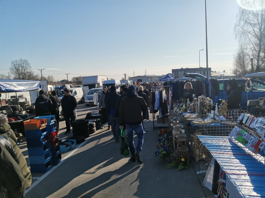 Duży wybór towarów na giełdzie w Sokołowie Małopolskim. Na stoiskach między innymi rowery i letnie ubrania [ZDJĘCIA]