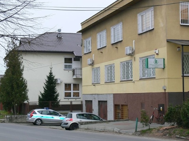 W budynku, który stał się tematem korespondencji krążącej pomiędzy Komendą Wojewódzką Policji w Rzeszowie i grębowskim samorządem działa urząd gminy, bank i ogniwko policji.