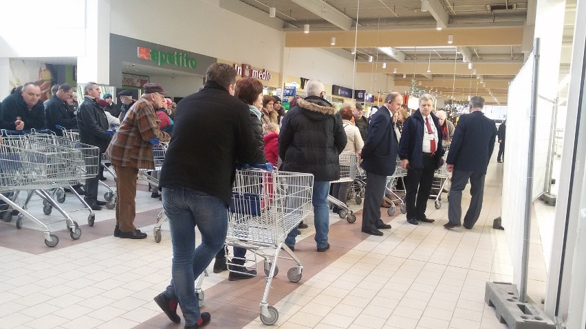 Otwarcie Auchan w Rybniku. Tłumy klientów czekały na ten...