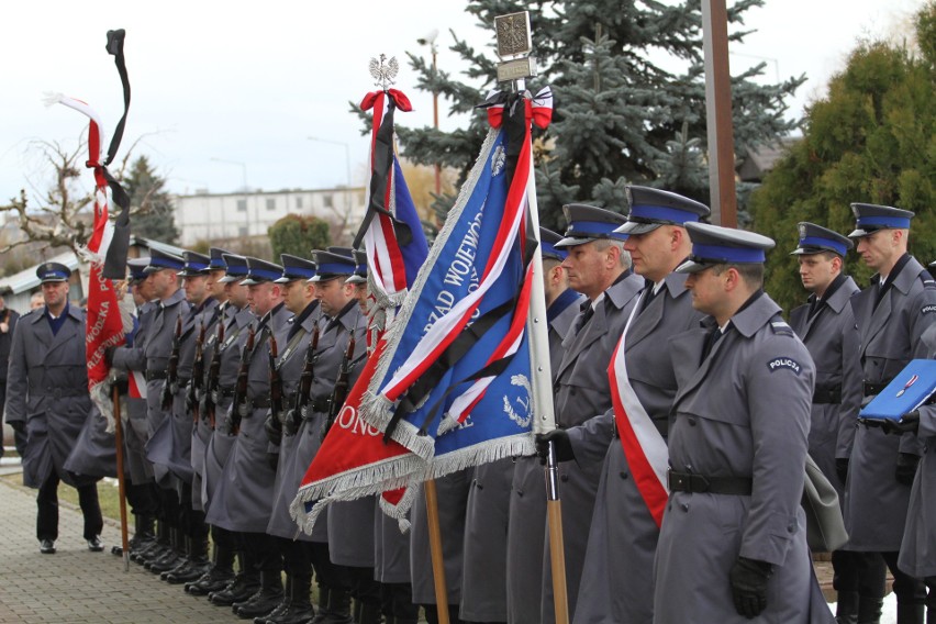 Ostatnie pożegnanie aspiranta Krzysztofa Węglińskiego z Tarnobrzega - policjanta, który zginął w wypadku jadąc na służbę  [ZDJĘCIA]