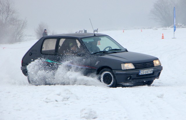Grudziądzka delegatura Automobilklubu Toruńskiego zorganizowała kolejny rajd zimowy "Ślizgawka" na błoniach nadwiślańskich. Do rywalizacji zgłosiło się 26 załóg w których nie zabrakło pań. Rozegrano dwa etapy. Pierwszy polegał na bezbłędnym przejeździe na czas slalomu na śliskiej nawierzchni, drugi na jeździe po okręgu na dochodzenie. Kierowcy biorący udział w rajdzie stwierdzili, że to świetny sposób na doskonalenie jazdy w zimowych warunkach.Prognoza pogody na 25.01.2016