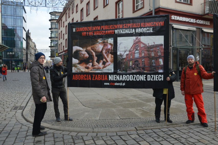 Zdjęcia martwych płodów na Świdnickiej. Pikietowali przeciwnicy aborcji