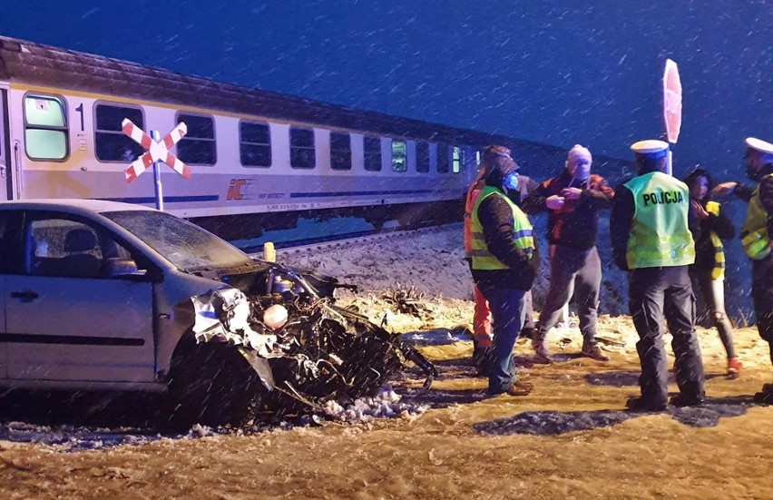 Gmina Dobrzany. Na przejeździe kolejowym w Ognicy volkswagen polo wjechał w pociąg osobowy - 23.01.2021