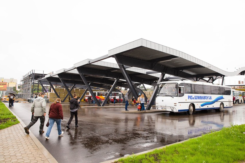 Z sześciu peronów odjazdowych na dworcu cztery są już gotowe