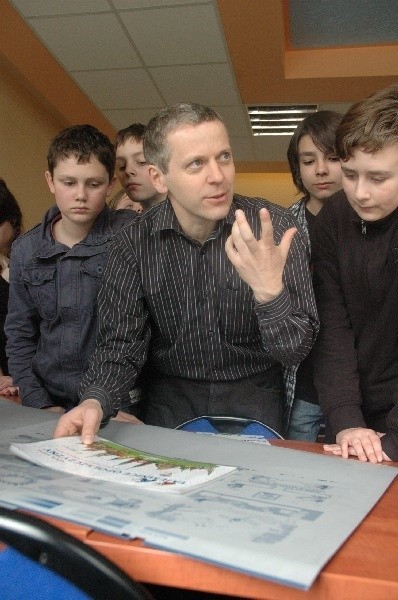 Artur Klose uczy rysowania komiksów w Oleśnie