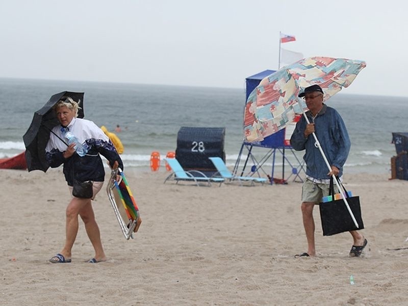 Deszczowa pogoda w piątek na plaży w Ustce