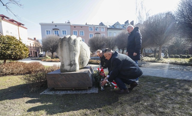 Uroczyste złożenie kwiatów pod pomnikiem Kazimierza Górskiego w Rzeszowie w setną rocznicę jego urodzin.