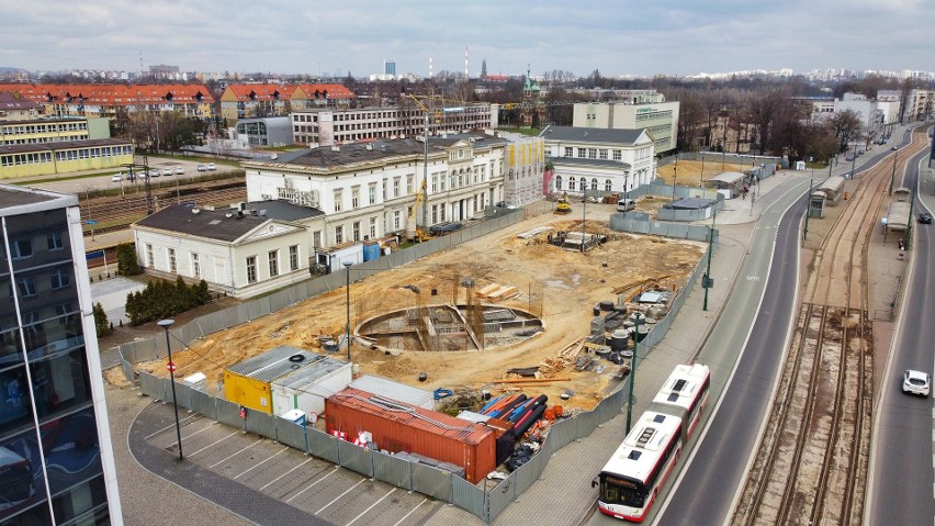 Na zdjęciach z przebudowy placu przed dworcem widać już...