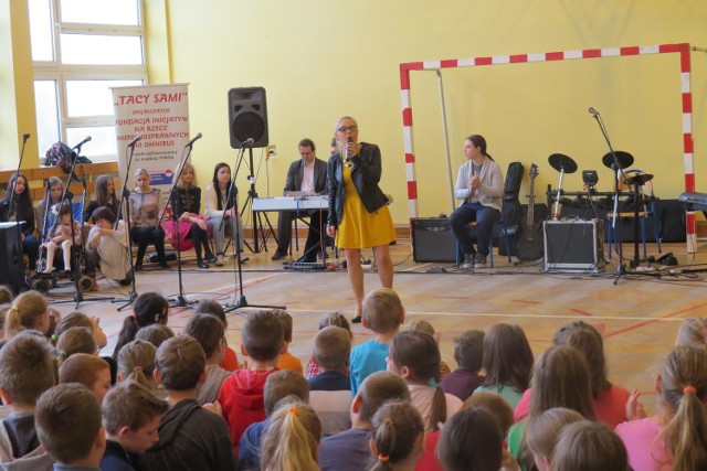 Koncert zorganizowano w sali gimnastyczne Zespołu Szkół. Na zdjęciu śpiewa Natalia Smogulecka