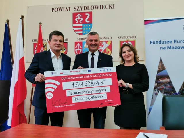 Umowę w tej sprawie podpisali, od lewej: starosta Włodzimierz G&oacute;rlicki, wicemarszałek Mazowsza Rafał Rajkowski, i wicestarosta Anita Gołosz.