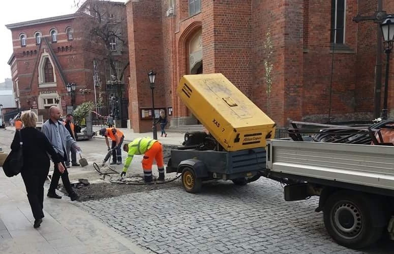 Kładą asfalt na ulicy Jagiełły w Oświęcimiu. Wielki remont dobiega końca. Posadzono już ozdobne grusze
