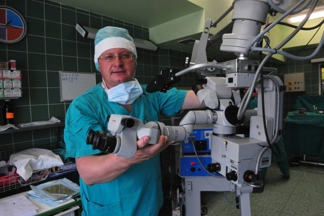 Dr Dariusz Łątka, ordynator Oddziału Neurochirurgii WCM, pokazuje 18-letni,  wyeksploatowany mikroskop.