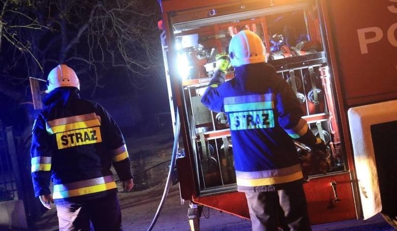 Narew: Pożar w budynku firmy Pronar. Strażacy zostali wezwani późnym wieczorem [ZDJĘCIA]