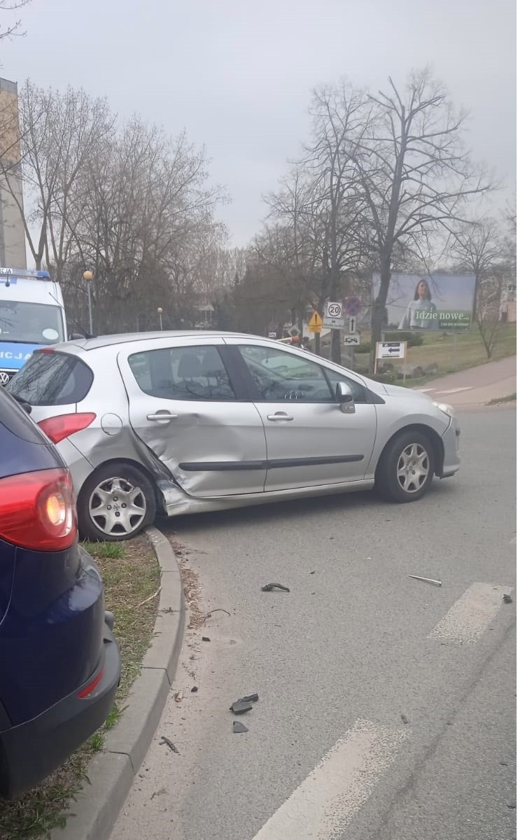 Kierująca peugeotem chciała skręcić z ul. Podgórnej w...