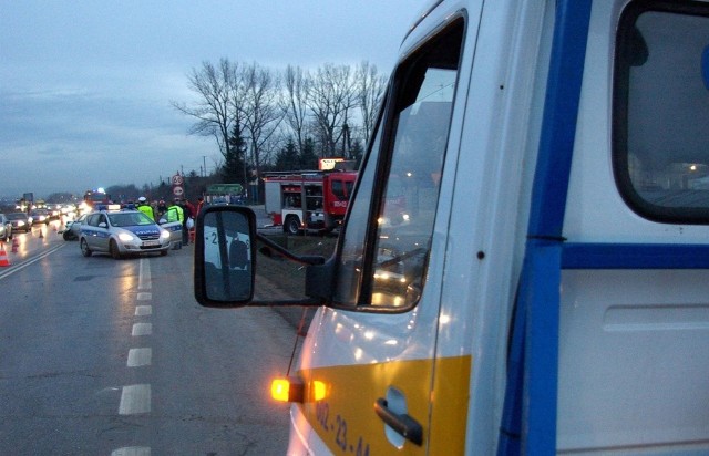 Do zderzenia czterech pojazdów osobowych doszło przed godz. 15 na węźle Tryszczyn trasy S5. Jak informuje policja, w karambolu jedna osoba jest poszkodowana i badana przez zespół ratownictwa medycznego.