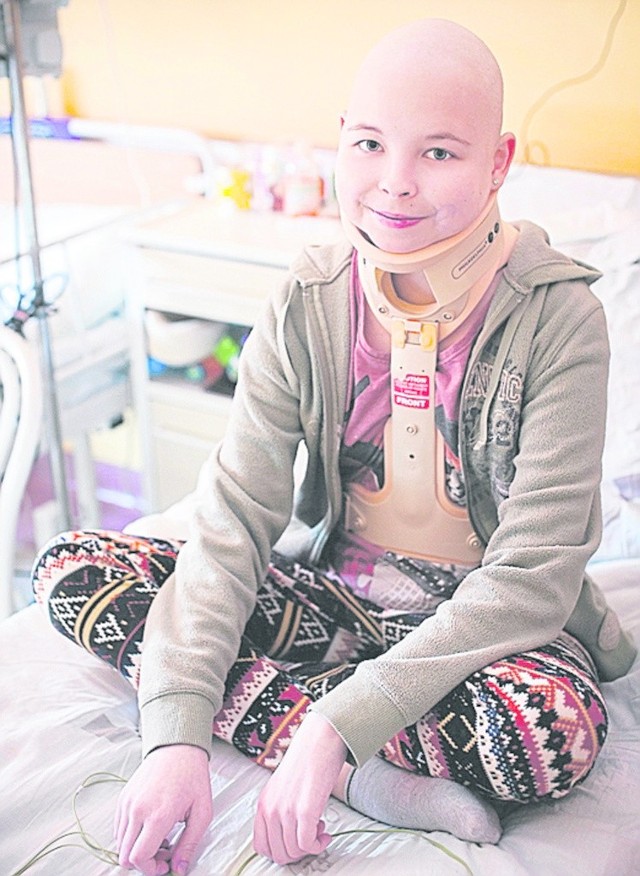 Klaudia Adameit mieszka w powiecie oleckim. Ma 15 lat. W grudniu 2013 roku rozpoznano u niej chłoniaka limfoblastycznego w okolicy C5/6 kręgosłupa.