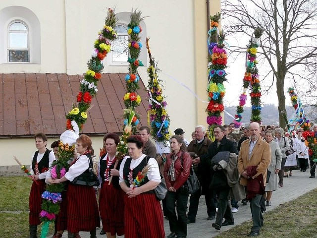 Procesja z wielkimi palmami wokół kościoła w Krynkach.