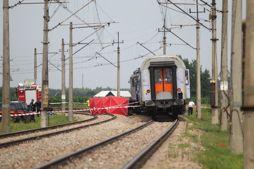 Toyota zderzyła się z pociągiem w Wierzawicach. Zginęły 2 osoby  [ZDJĘCIA]