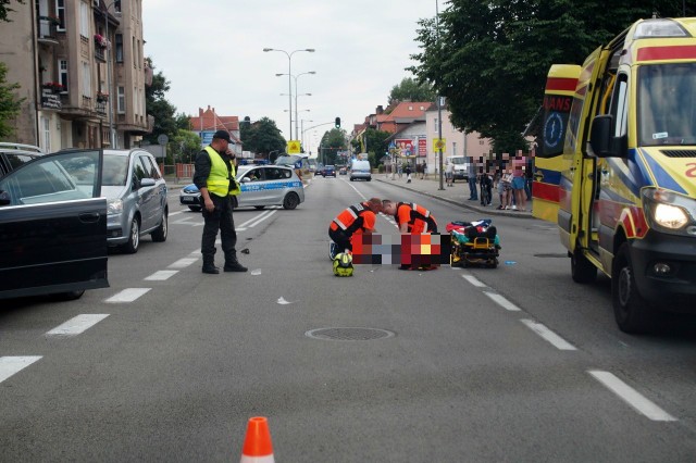 W środę (20 czerwca) około godziny 20 doszło do śmiertelnego wypadku. Na ulicy Lutosławskiego zderzył się samochód osobowy z motocyklem. Kierowca motocykla nie żyje. Jak udało się nam wstępnie ustalić kierowca osobowego audi wymusił pierwszeństwo na motocykliście. Na miejscu trwała akcja reanimacyjna kierowcy motocykla. Motocyklista został zabrany do słupskiego szpitala, gdzie niestety zmarł.