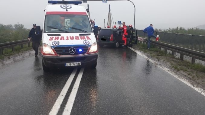 Stary Sącz. Na moście św. Kingi zderzyły się dwie osobówki. Trzy osoby w szpitalu [ZDJĘCIA]