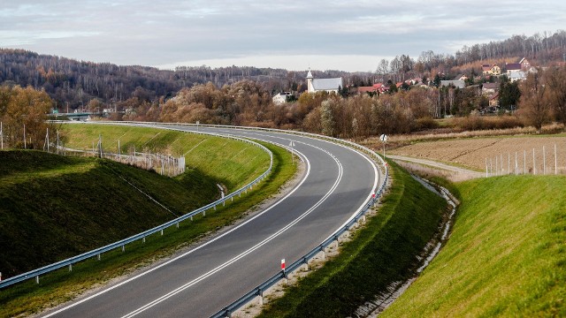 Nowa obwodnica Strzyżowa w jesiennej aurze z lotu ptaka.