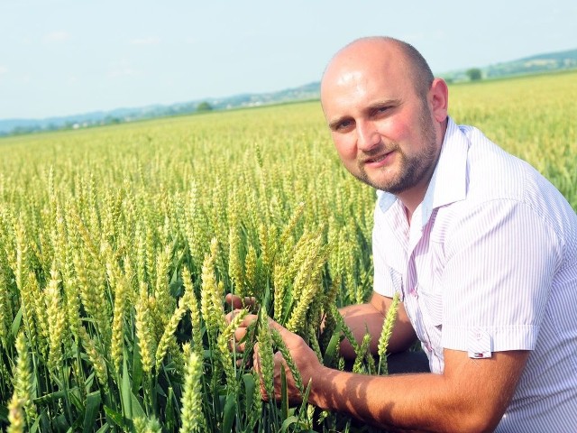 Maciej Iżowski lubi swoją pracę. Wyjechać w pole, doglądnąć, co i jak rośnie &#8211; to jest to.