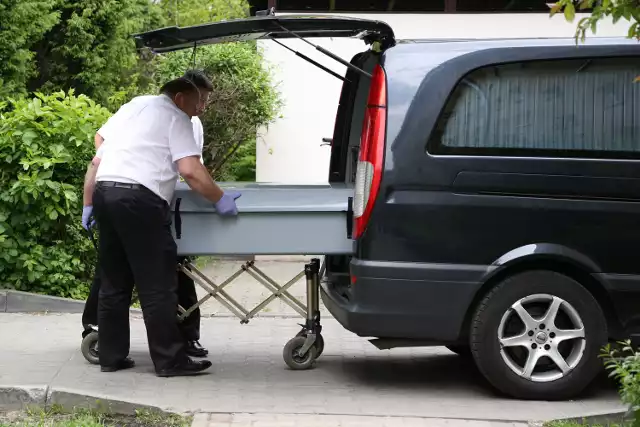 Kiedy udało się wyważyć drzwi, mężczyzna jeszcze żył. Mieszkańcy bloku twierdzą, że nie słyszeli wystrzału z pistoletu