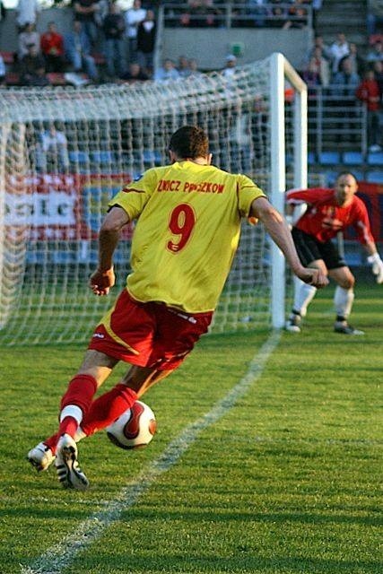 Jako zawodnik Znicza Pruszków, Robert Lewandowski zapewnił...