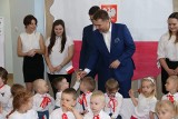 Dzieci z Przedszkola Kreatywne Nutki zaprosiły starostę i prezydenta na akademię z okazji 3 Maja