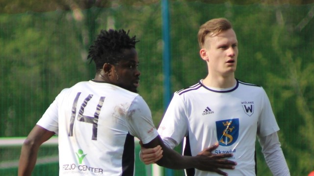 Piłkarze Wiślan - Monsuru Adisa i Dariusz Żaba. Nigeryjczyk zrobił show w meczu z Barciczanką