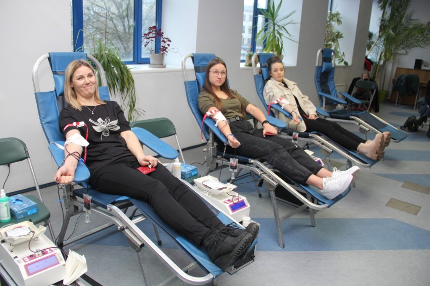 W Miejskim Domu Kultury w Brzezinach odbyła się pierwsza w tym roku akcja honorowego oddawania krwi