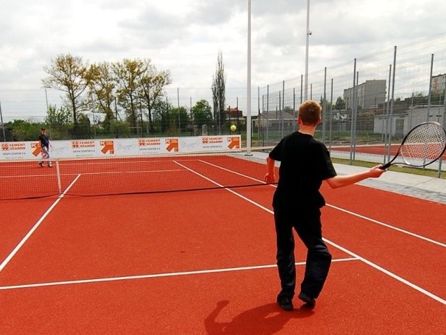 W kompleksie sportowym w Ożarowie są dwa korty tenisowe.