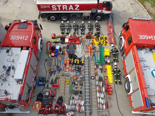 Jesteście ciekawi, jak wygląda wyposażenie wozu strażackiego? Dzięki strażakom z OSP Deszczno możecie to dokładnie zobaczyć. Ochotnicy z podgorzowskiej gminy jako pierwsi w Lubuskiem wzięli udział w akcji #TetrisChallenge. Strażacy z Deszczna zaprezentowali na fotografii wyposażenie swoich trzech pojazdów. Na fotografii widzimy również samych strażaków. "Przy okazji dobrej zabawy wraz z Młodzieżową Drużyną Pożarniczą w Deszcznie posprzątaliśmy sprzęt i najbardziej skryte miejsca w naszych pojazdach" - piszą na facebooku strażacy z OSP Deszczno.#TetrisChallenge to akcja, która ma już zasięg światowy. Służby w różnych krajach pokazują na zdjęciu wykonanym z lotu ptaka jak wygląda wyposażenie ich pojazdów. Biorą w niej udział m. in. policjanci, strażacy, załogi pogotowia ratunkowego. #TetrisChallenge swoje korzenie ma w Szwajcarii. Tam jeden z komisariatów policji wykonanym z lotu ptaka zdjęciem chciał zachęcić do udziału w dniach otwartych. Fotografia lotem błyskawicy zyskała ogromną popularność, do akcji wkrótce włączyły się kolejne służby z innych krajów. NA KOLEJNYCH ZDJĘCIACH W GALERII ZOBACZYSZ, JAK WYGLĄDAJĄ ZDJĘCIA WYKONANE PRZEZ INNE SŁUŻBY W POLSCE I NA ŚWIECIE >>>Zobacz też wideo: Morderstwo na ul. Owczej. Kristina zginęła od strzału w głowę. Podejrzanego zabili niemieccy policjanci.