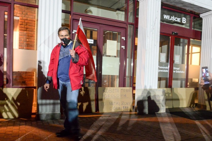 Strajk kobiet. Protest w Gdańsku w środę 4.11.2020. Demonstranci spisali swoje postulaty do wojewody pomorskiego