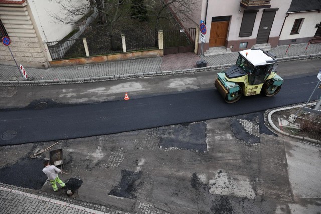 Z mniejszych remontów w Krakowie - trwa, kończy się asfaltowanie ul. Zamoyskiego