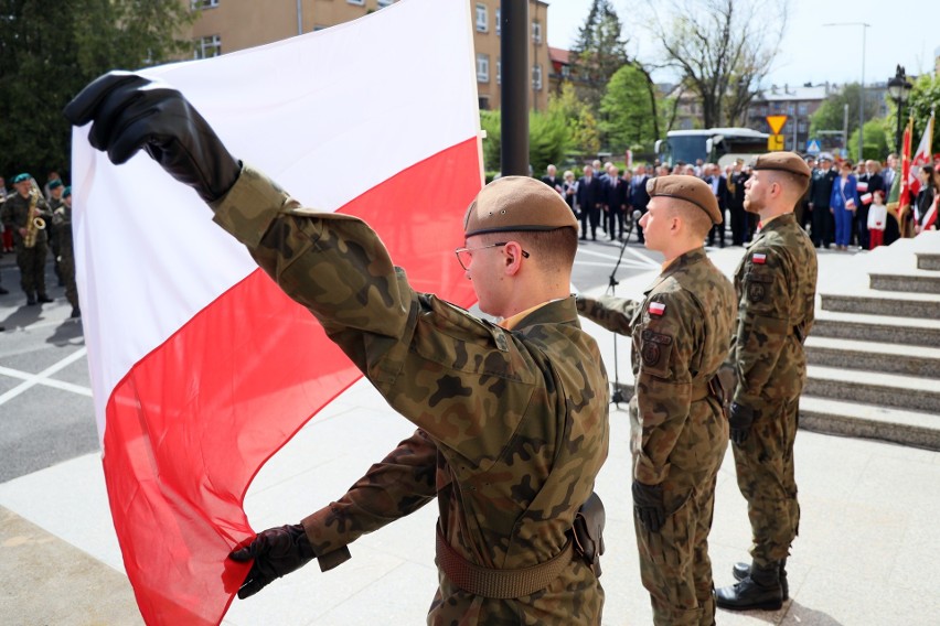 "Pielęgnowanie symboli narodowych we współczesnym świecie ma szczególne znaczenie" - przekazał w Dzień Flagi wojewoda lubelski [ZDJĘCIA]
