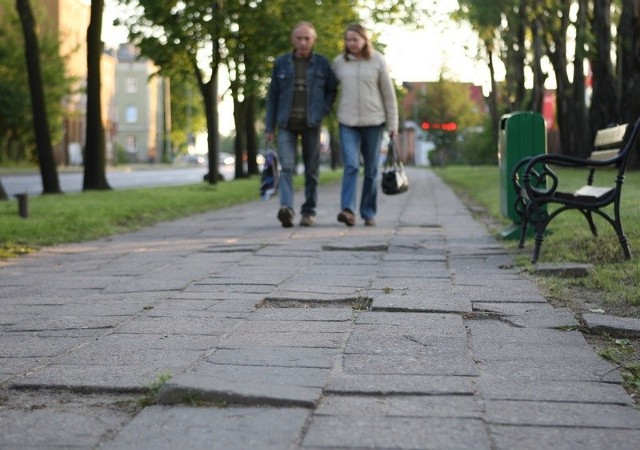 Nierówny chodnik przy ul. Szczecińskiej w Słupsku.