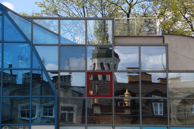 Fragment fasady budynku centrum informacji turystycznej na Rynku Zygmunta Augusta w Augustowie.