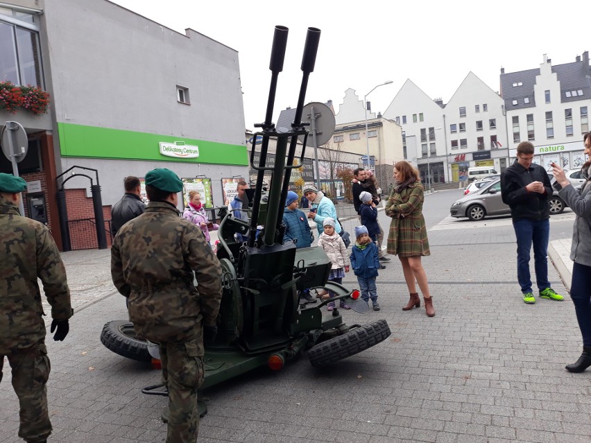 Święto Niepodległości w Stargardzie. Salwa honorowa na Rynku Staromiejskim [ZDJĘCIA, WIDEO]