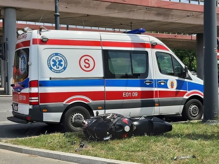 Groźny wypadek motocyklisty na al. Bandurskiego w Łodzi ZDJĘCIA